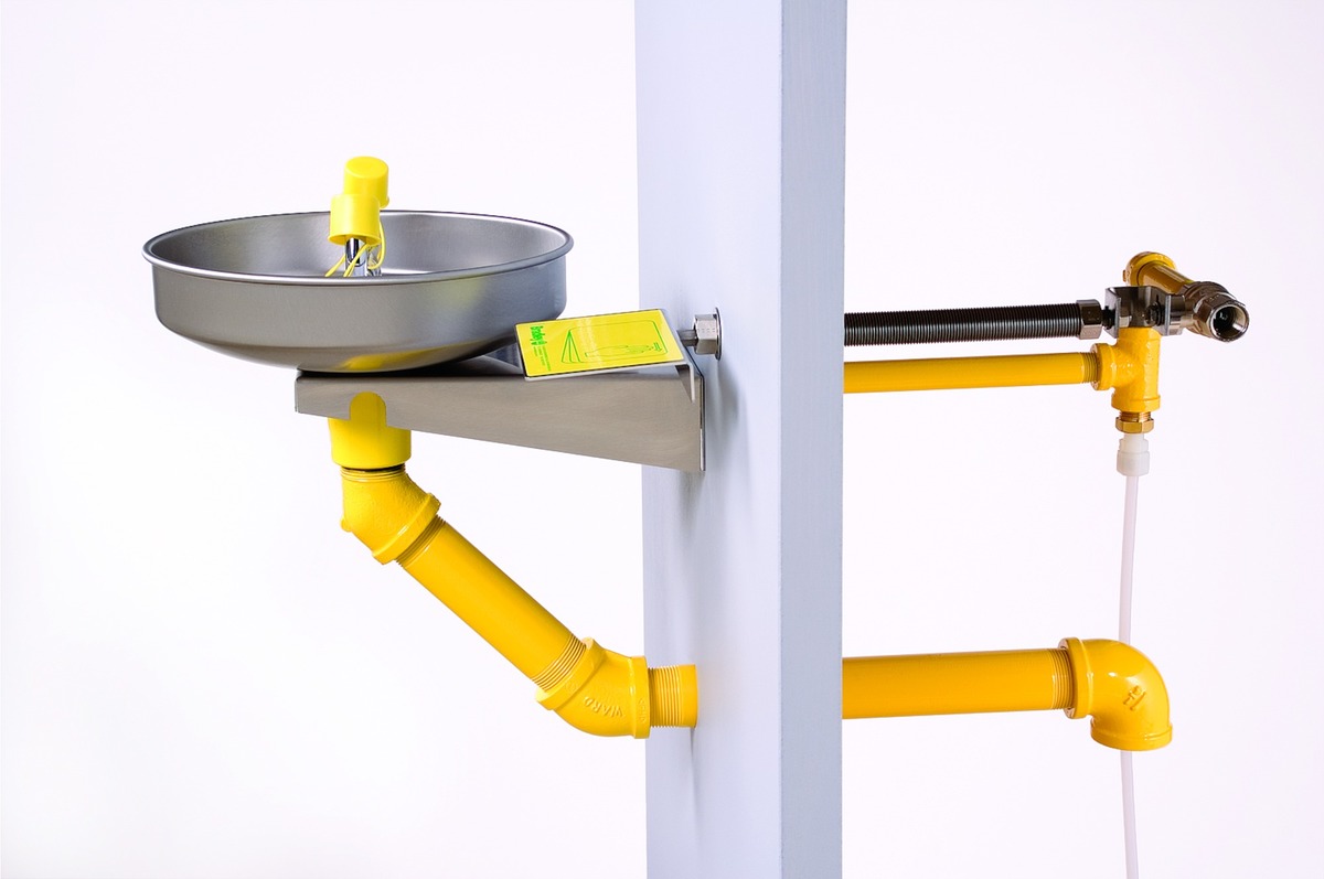 Bradley® Frost-Proof Wall Mounted Eye Wash Station Bradley® Frost-Proof Wall Mounted Eye Wash Station